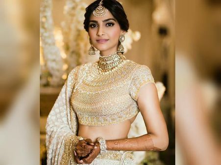 मेंहदी सेरेमनी में छा गई सोनम कपूर, आपका दिल जीत लेंगी बेहद खूबसूरत तस्वीरें