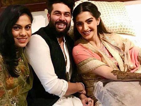 #SonamKiMehndi: धूमधड़ाके के साथ शुरू हुई सोनम कपूर की शादी, यहां देखिए पहली तस्वीर