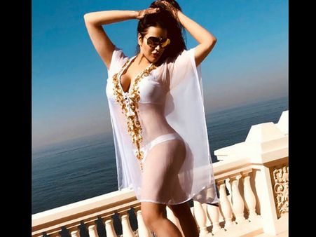 संजय दत्त की बेटी, शेयर की Bikini Pics, बॉलीवुड में एंट्री पक्की, देखें 10 ग्लैमरस तस्वीरें