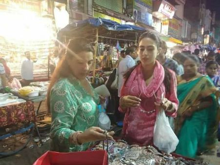 हैदराबाद की लाड बाजार में रेड़ी-ठेले पर शॉपिंग करते स्पॉट हुई सारा अली खान और अमृता सिंह