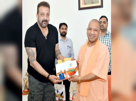 यूपी के सीएम योगी आदित्यनाथ से मिले संजय दत्त, फिल्म प्रस्थानम के लिए बातचीत