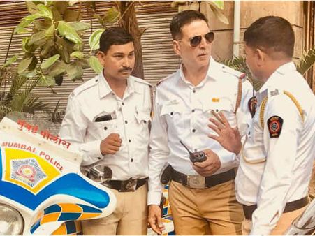 अक्षय कुमार का यह First LOOK सुपरहिट है- 'टॉयलेट' के बाद दबंग पुलिस!