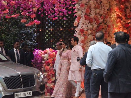 #AmbaniWedding: देश की सबसे अमीर सगाई में पहुंचे शाहरूख - रणबीर सहित सभी बॉलीवुड सितारे