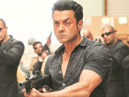 Race 3 में हुई ये फनी Mistakes, देखकर आप भी हंस पड़ेंगे, आपने पकड़ पाईं?