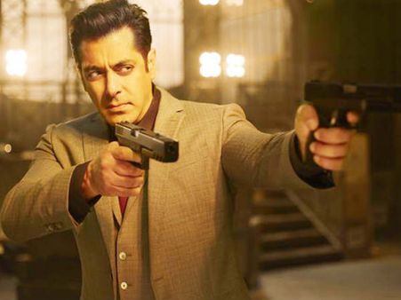 रिलीज होते ही Leak हो गई Race 3, पूरी फिल्म हुई वायरल, चौंक जाएंगे आप!