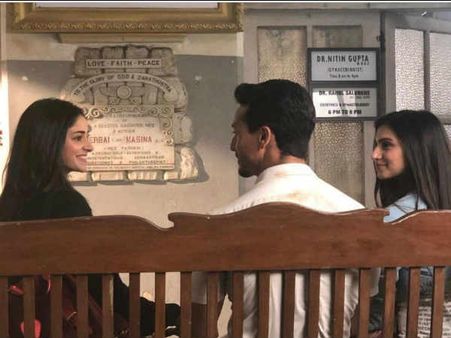 स्टूडेंट ऑफ द ईयर 2 की एक और तस्वीर Viral, आनन्या पर टिकीं टाइगर की निगाहें, होश उड़ जाएंगे