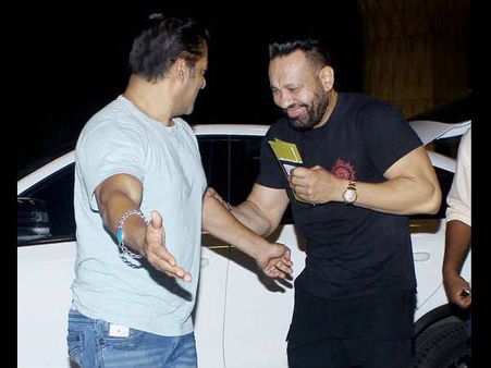 सलमान से कम हैंडसम नहीं बॉडीगार्ड शेरा, एयरपोर्ट पर भाई की मसखरी, वीडियो वायरल