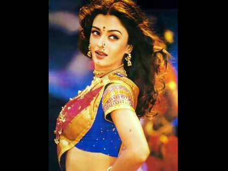 अश्लील गाने पर भड़कीं ऐश्वर्या, शूटिंग बीच में बंद, इन 10 गानों पर भी हुआ बड़ा बवाल