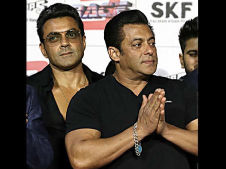 सबसे बुरी फिल्म रेस 3, अब सलमान से पैसे वापस मांग रहे फैंस, जानकर लगेगा Shock