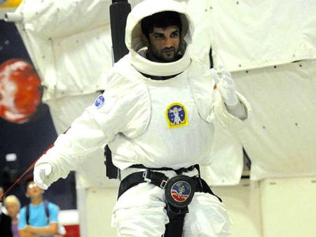 बॉलीवुड से सबसे अमीर सुपरस्टार, चांद पर खरीद लिया प्लॉट, भौंचक्के रह जाएंगे!