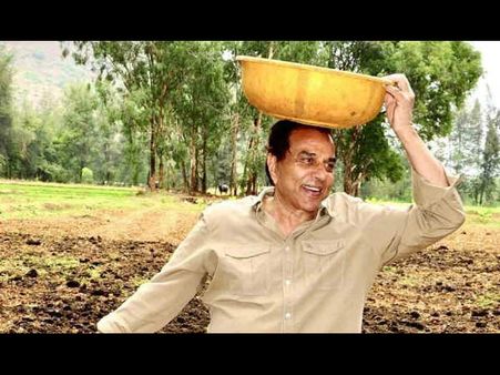 82 साल की उम्र में खेती कर रहे है, पशुओं को चारा खिला रहे है धर्मेंद्र, देखिए Video