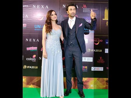 Viral Pics: बैक 2 बैक आ रहे हैं धमाकेदार फर्स्ट लुक्स, देखेंगे तो बस देखते ही रह जाएंगे