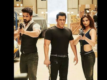 1st Day 1st Show: सलमान खान की रेस 3, फैंस को हो गया प्यार- ब्लॉकबस्टर