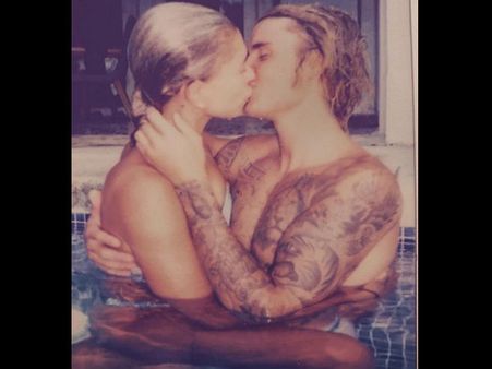 पूल में मंगेतर हैली बाल्डविन को किस करते नजर आए जस्टिन बीबर, देखिए तस्वीरें