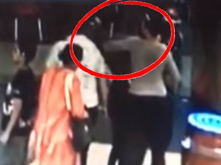 विनोद कांबली की पत्नी ने अंकित तिवारी के बुजुर्ग पिता को जड़ा घूंसा, Video वायरल