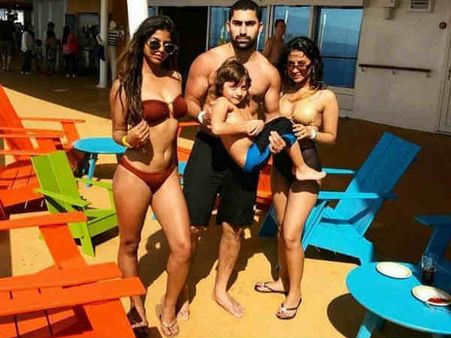Bikini में दिखीं शाहरुख खान की बेटी, चौंक गए लोग, बोले- इन्हें जरा शर्म सिखाओ, ऐसे कपड़े मत पहनों !