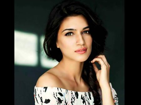 'रईस' निर्देशक से जुड़ीं कृति सैनन- लव स्टोरी, कॉमेडी के बाद अब दमदार थ्रिलर फिल्म FINAL