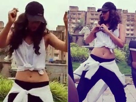 बीच सड़क पर एशिया की सेक्सी सुपरस्टार निया शर्मा का ये डांस VIDEO,बेहद सेक्सी