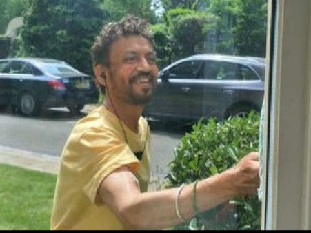 Just In: कैंसर के इलाज के बाद हंसते खिलखिलाते लेकिन थोड़े कमज़ोर इरफान खान की तस्वीर वायरल