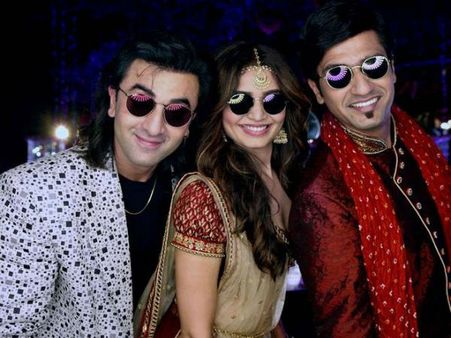 संजू के बाद पिंक नाइटी में बोल्ड हुई ये सुपरस्टार,लाखों लोग तेजी से देख रहे हैं