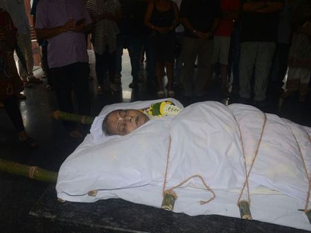 PICS: रीता भादुड़ी के अंतिम संस्कार में पहुंचे बॉलीवुड और टीवी के सितारे