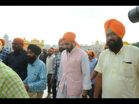 मनमर्जियां: रिलीज से पहले स्वर्ण मंदिर पहुंचे अभिषेक बच्चन, देखें मंदिर की तस्वीरें