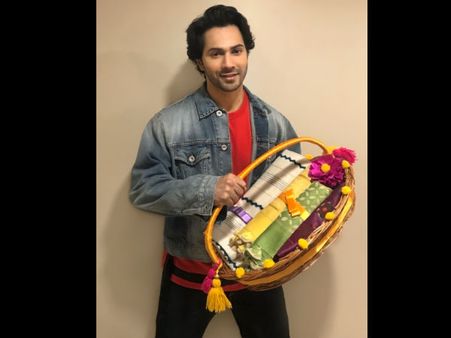रक्षाबंधन 2018: वरुण धवन सुई धागा के अंदाज में बहनों को देगें गिफ्ट, बनवाया हैंडमेड हैंपर