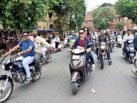 लवरात्रि: सलमान के जीजा ने वडोदरा में बिना हेलमेट चलाई बाइक, कमिश्नर बोले एक्शन लेंगे