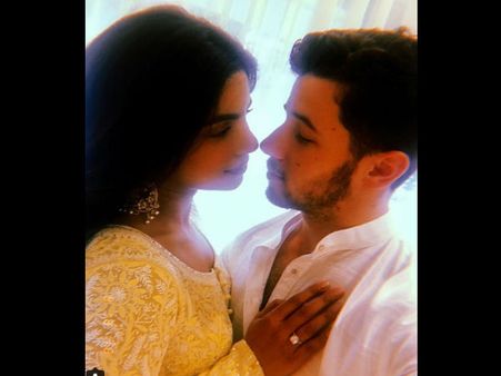 निक जोनस ने पोस्ट की Mrs. प्रियंका जोनस के साथ रोमांटिक तस्वीर, कैप्शन है मजेदार