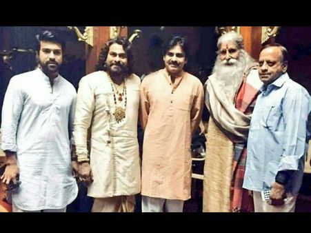 नरसिम्हा रेड्डी: अमिताभ बच्चन से मिले चिरंजीवी, पवन कल्याण और रामचरन, तस्वीर वायरल