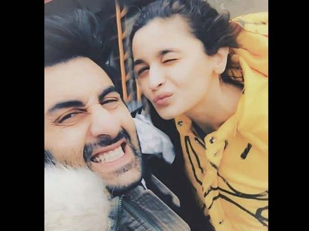 प्रोटेक्टिव ब्वॉयफ्रेंड से लेकर शादी तक, ये बन गए बॉलीवुड के सबसे Cute कपल, 10 Pics