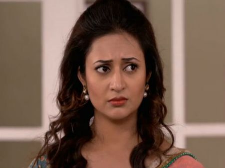 ये हैं मोहब्बतें फैंस को झटका,दिव्यांका त्रिपाठी के सिर पर पत्थर से हमला VIDEO