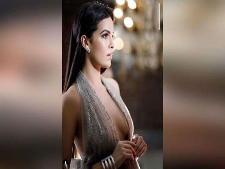 2018 का बेहद सेक्सी बिकिनी वीडियो,बिग बॅास के इस स्टार को अकेले में देखिए