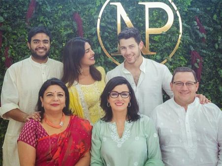 प्रियंका चोपड़ा का सास ससुर ने ऐसे किया स्वागत, रोका फंक्शन की INSIDE PICS हुईं वायरल