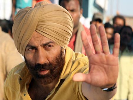 इतनी बड़ी फ्लॉप देने के बाद- सनी देओल के साथ नहीं बनेगी जोड़ी- फिल्म डिब्बाबंद!