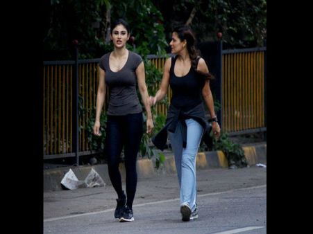 मुंबई की सड़को पर मौनी रॉय का बिंदास अंदाज, दोस्त के साथ घूमती कैमरे में कैद