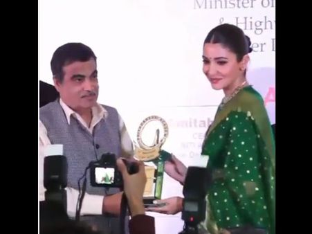 अभिनेत्री अनुष्का शर्मा को मिला स्मिता पाटिल मेमोरियल अवॉर्ड, ट्रेडिशनल लुक में जीत लिया दिल