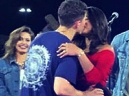 खुलेआम किया Kiss, बुरी तरह शरमा गईं एक्ट्रेस, Video जबरदस्त वायरल