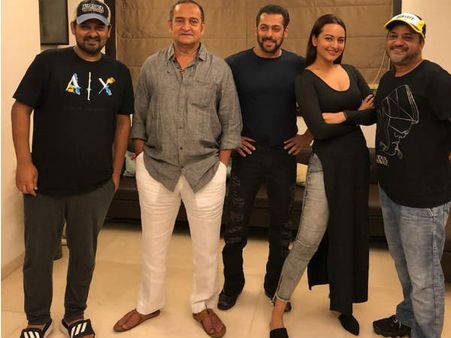 सलमान खान ने पूरी टीम के साथ की घोषणा- 2019 में रिलीज होगी दबंग 3