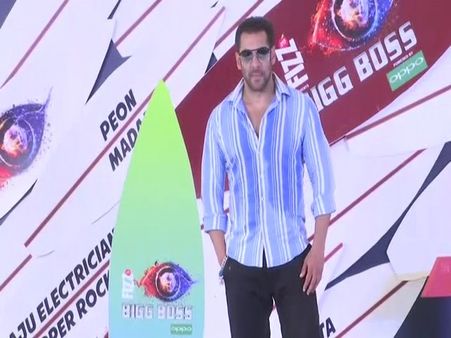 ना ना करते हुए इस सुपरहिट सिंगर ने BIGG BOSS 12 में ले ली एंट्री shock !