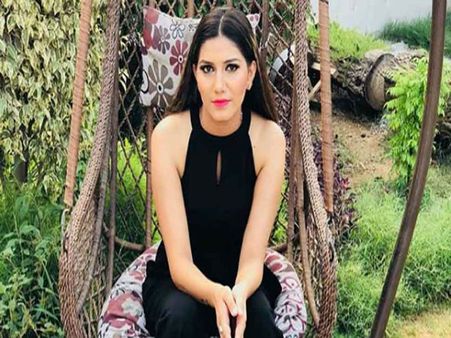 हेलीकॉप्टर से उतरकर फरारी पर सपना चौधरी का सेक्सी VIDEO,फैंस के लिए धमाका