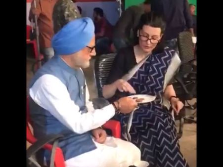 द एक्सिडेंटल प्राइम मिनिस्टर: सोनिया गांधी के साथ बिस्किट का आनंद लेते मनमोहन सिंह, Video