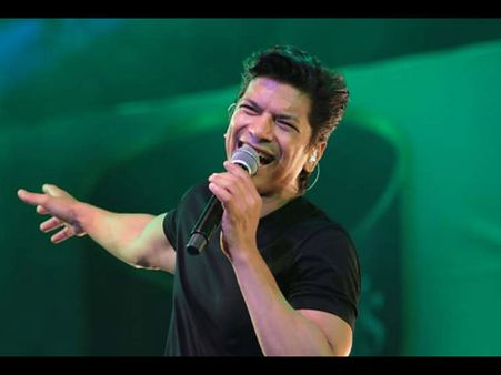 सिंगर शान पर गुवाहाटी में लाइव कंसर्ट के दौरान हमला, पत्थर फेंके, कुर्सियां तोड़ी, ये है कारण