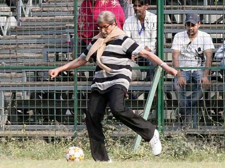 झुंड में फिर से समाज सेवक बनने जा रहे हैं अमिताभ बच्चन, लोग जमकर लताड़ रहे हैं