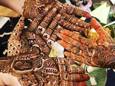 करवा चौथ 2018 - सोनम कपूर, अनुष्का शर्मा की पहली तस्वीर, पति ने भी लगाई मेहंदी