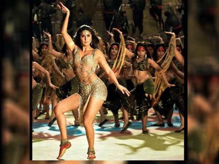 First Pic: ठग्स ऑफ हिंदुस्तान के अगले गाने मज़ूर - ए - खुदा में होश उड़ा रही हैं कैटरीना कैफ