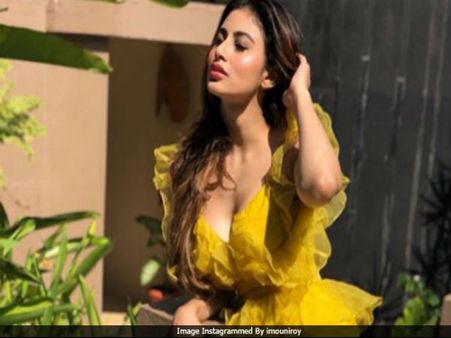 हो गया ऐलान मौनी रॉय है 2018 की सेक्सी सुपरस्टार, तस्वीरें अकेले में देखिए