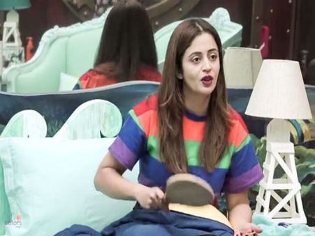 Bigg Boss 12 नेहा पेंडसे की हालत गंभीर, घर से बाहर,चौंकाने वाली खबर Video !