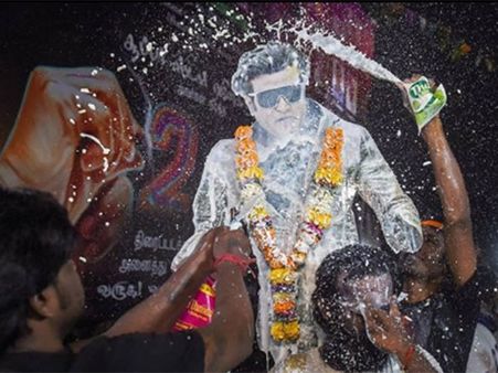 2.0 Crazy Fans: रजनीकांत के पोस्टर्स पर फैंस ने चढ़ाया दूध, शरीर पर बनावाया टैटू, Pics