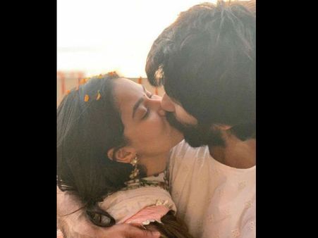 दीवाली के मौके पर शाहिद कपूर ने मीरा के साथ पोस्ट की ऐसी तस्वीर, फैंस ने कर दिया ट्रोल